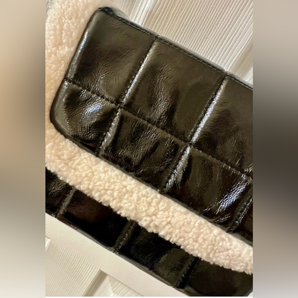NWT Black Quilted Crossbody Bag w/ Cream Sherpa Trim, Trendy Y2K Winter Purse - Picture 6 of 15